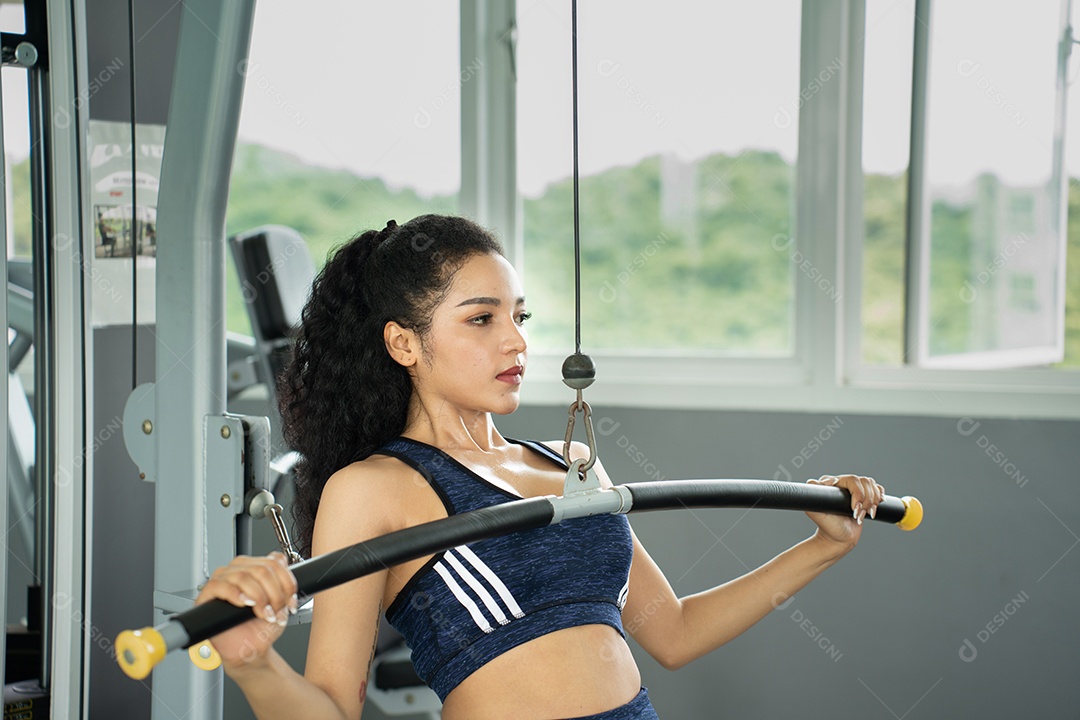 Bela mulher apto muscular exercitando os músculos de construção.