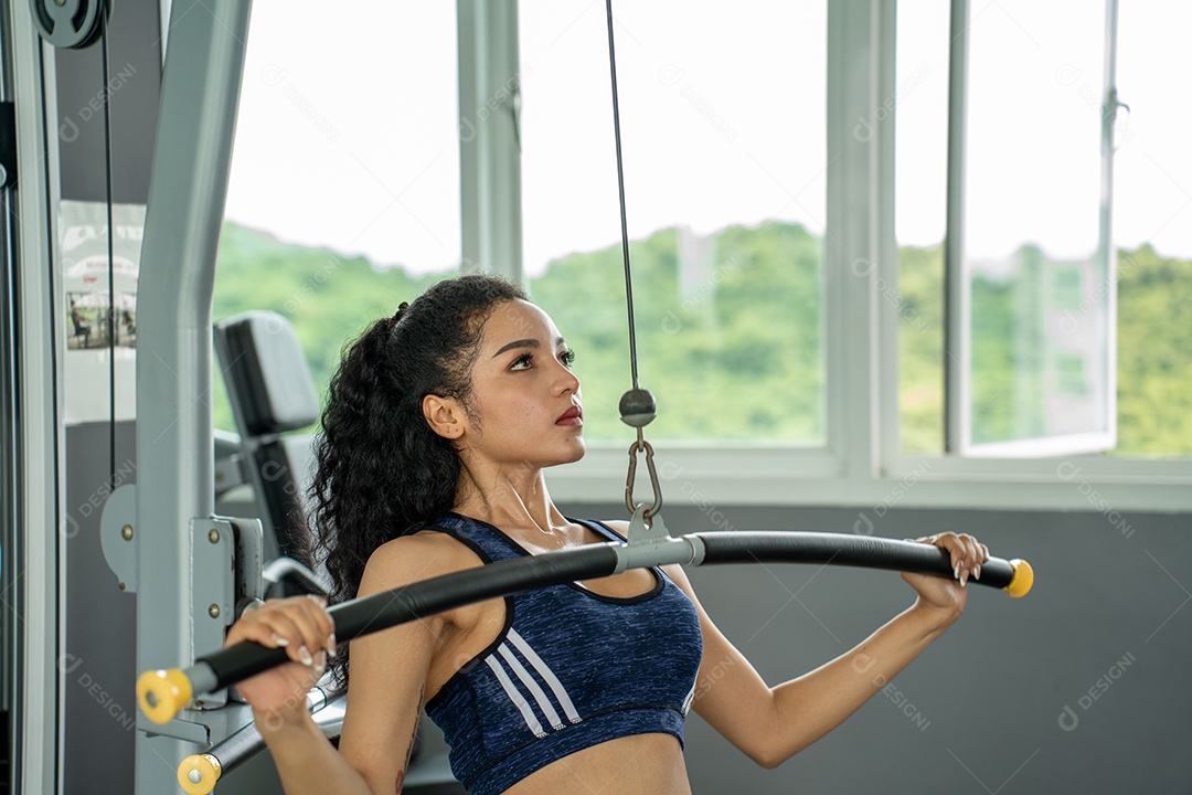 Bela mulher apto muscular exercitando os músculos de construção.