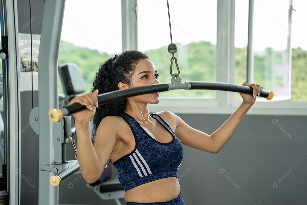 Bela mulher apto muscular exercitando os músculos de construção.