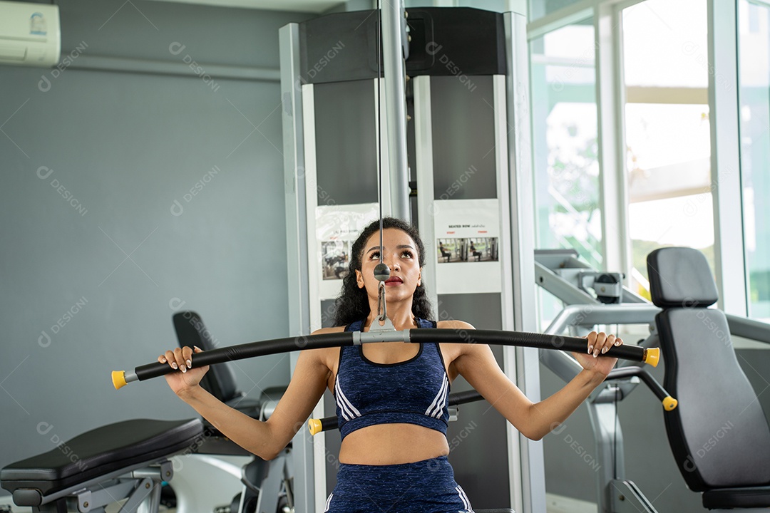 Bela mulher apto muscular exercitando os músculos de construção.