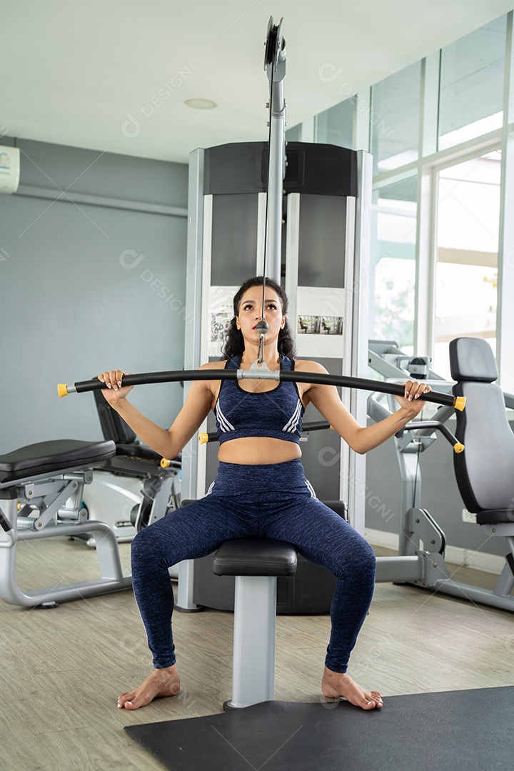 Bela mulher apto muscular exercitando os músculos de construção.
