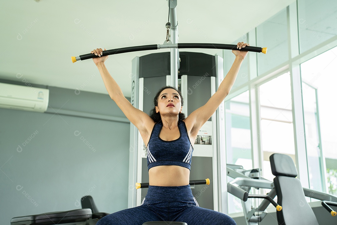 Bela mulher apto muscular exercitando os músculos de construção.