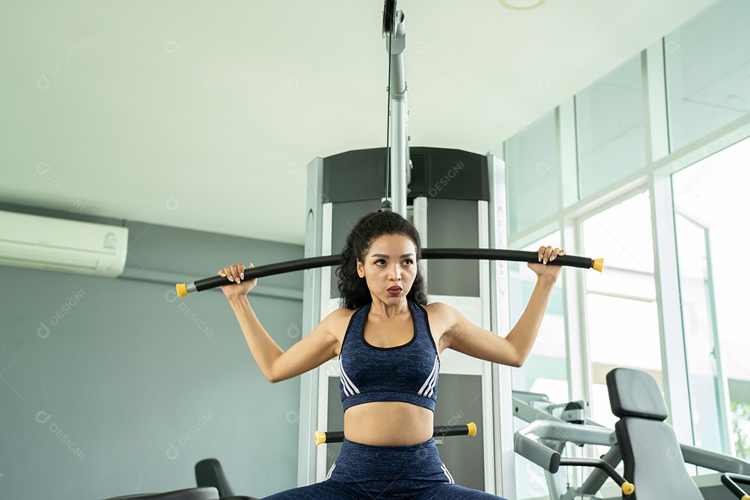Bela mulher apto muscular exercitando os músculos de construção.