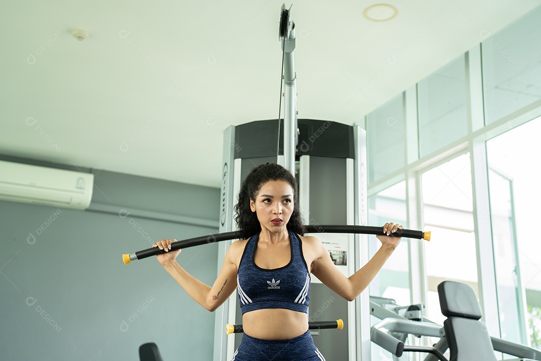 Bela mulher apto muscular exercitando os músculos de construção.