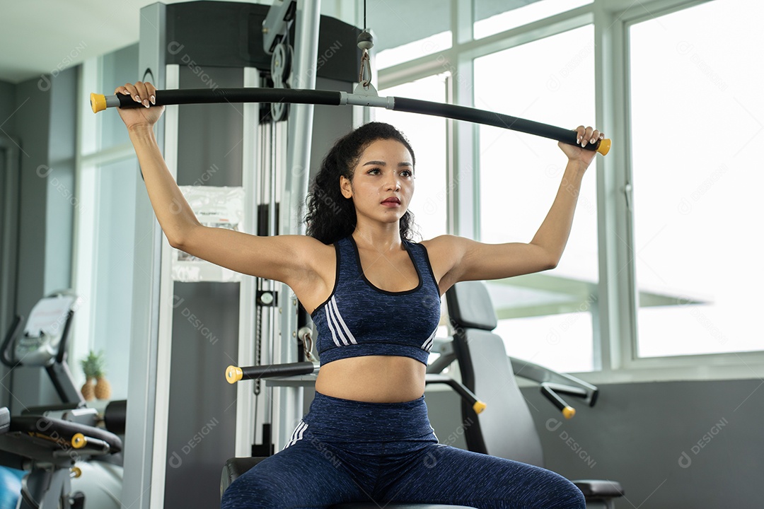 Bela mulher apto muscular exercitando os músculos de construção.