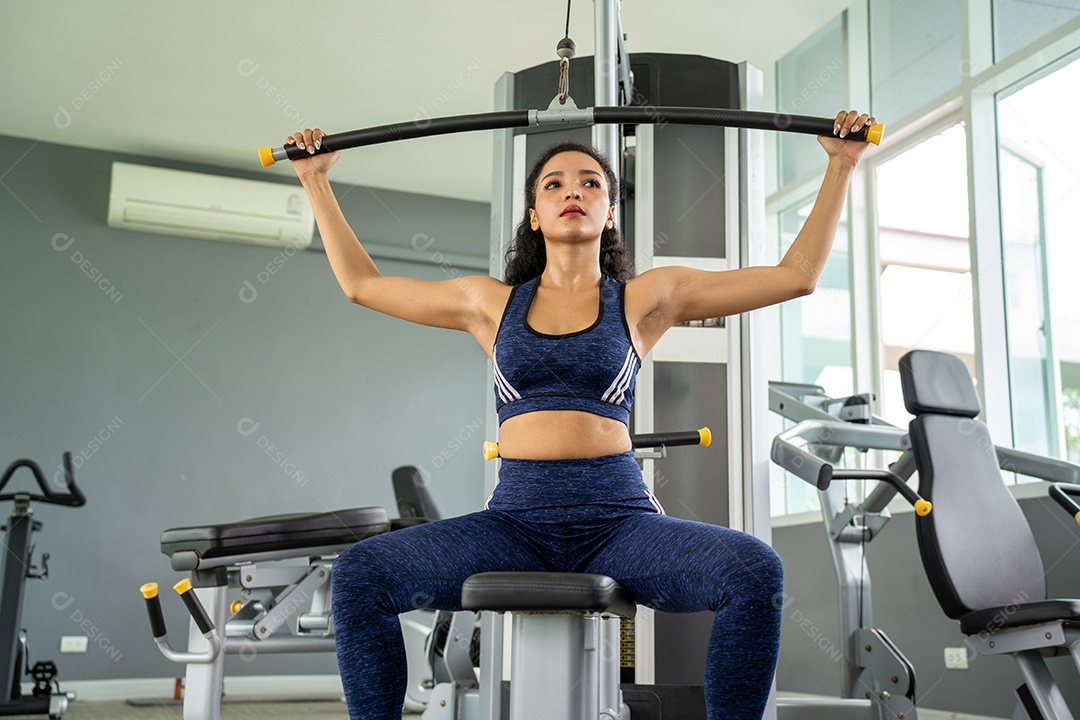 Bela mulher apto muscular exercitando os músculos de construção.