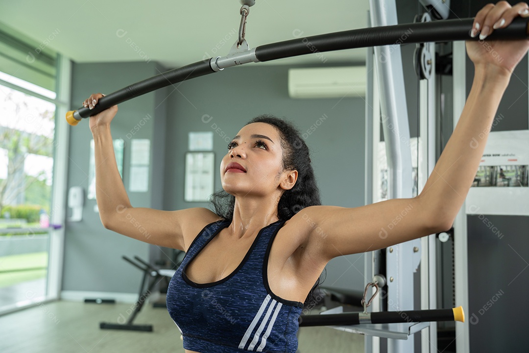 Bela mulher apto muscular exercitando os músculos de construção.
