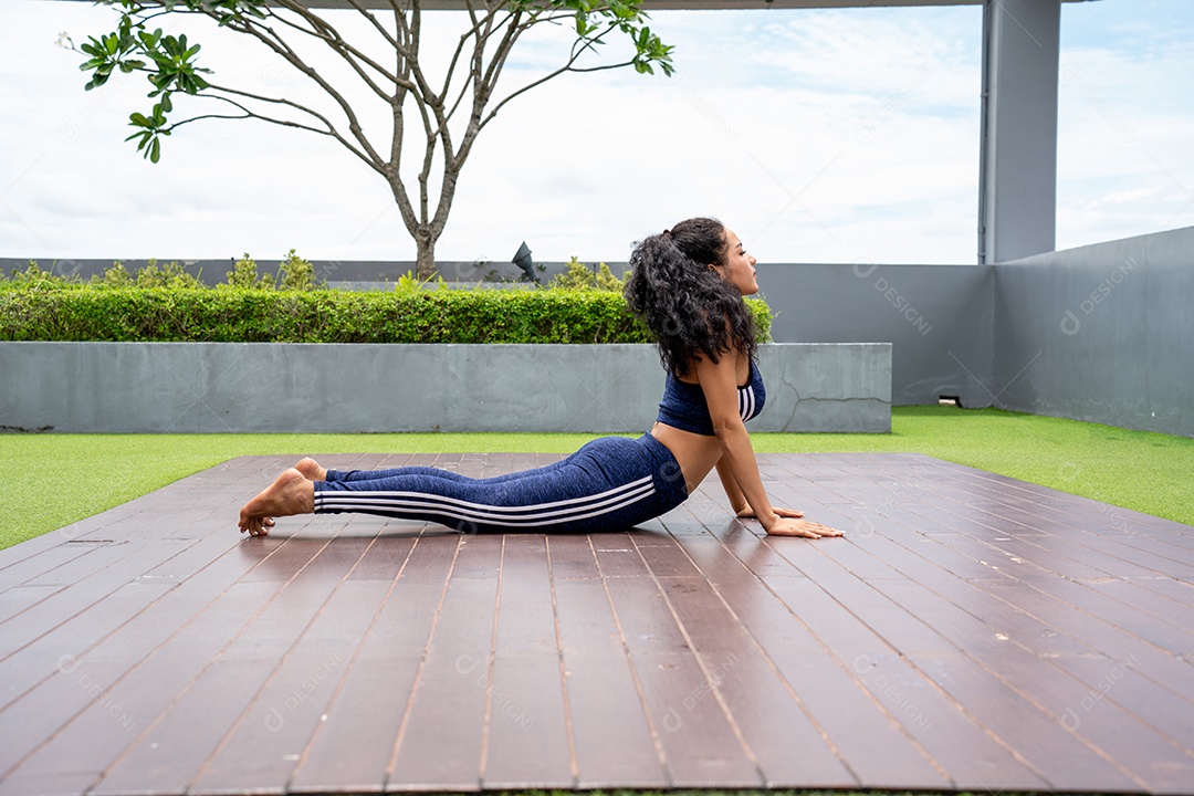 Yoga medita contra arranha-céus modernos. Moça que passa o tempo lá fora no condomínio da cobertura fazendo exercícios de ioga.