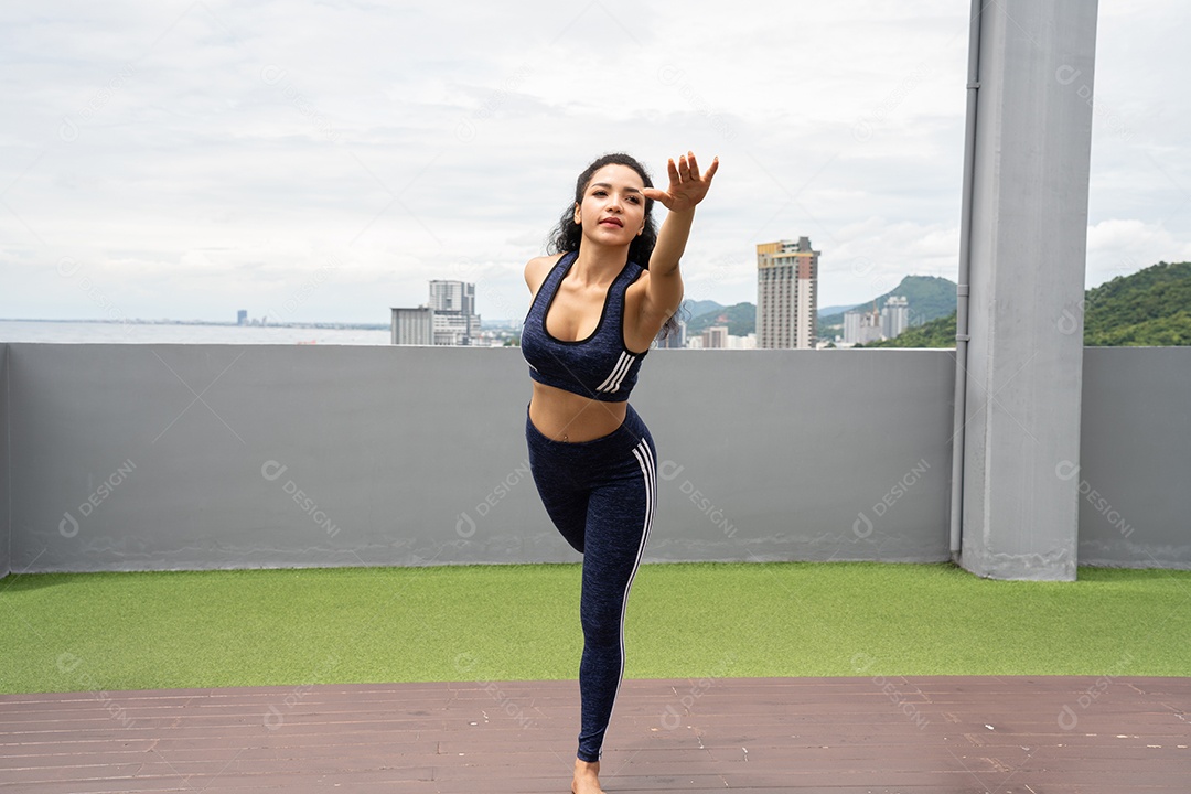 Yoga medita contra arranha-céus modernos. Moça que passa o tempo lá fora no condomínio da cobertura fazendo exercícios de ioga.