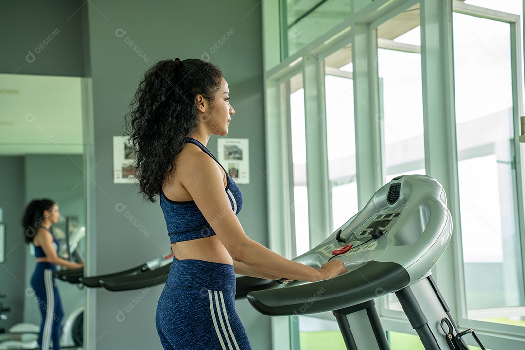 Treino de jovem no estilo de vida saudável do ginásio.