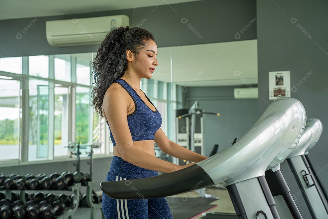 Treino de jovem no estilo de vida saudável do ginásio.
