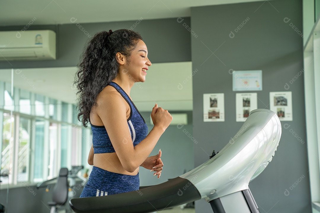 Treino de jovem no estilo de vida saudável do ginásio.