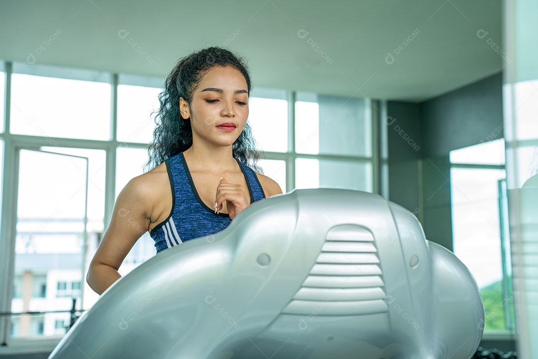 Treino de jovem no estilo de vida saudável do ginásio.