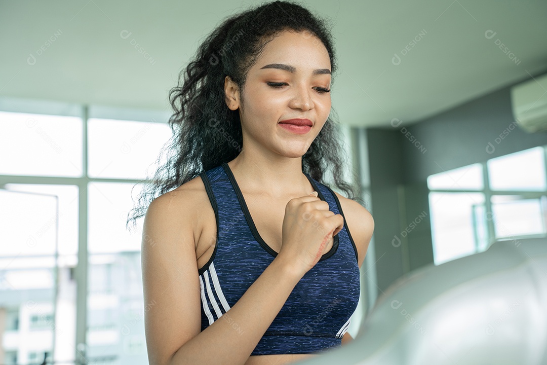 Treino de jovem no estilo de vida saudável do ginásio.
