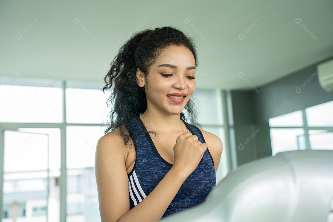 Treino de jovem no estilo de vida saudável do ginásio.