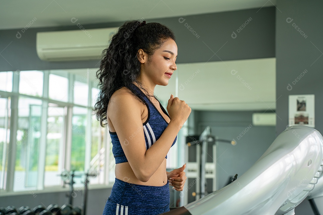 Treino de jovem no estilo de vida saudável do ginásio.