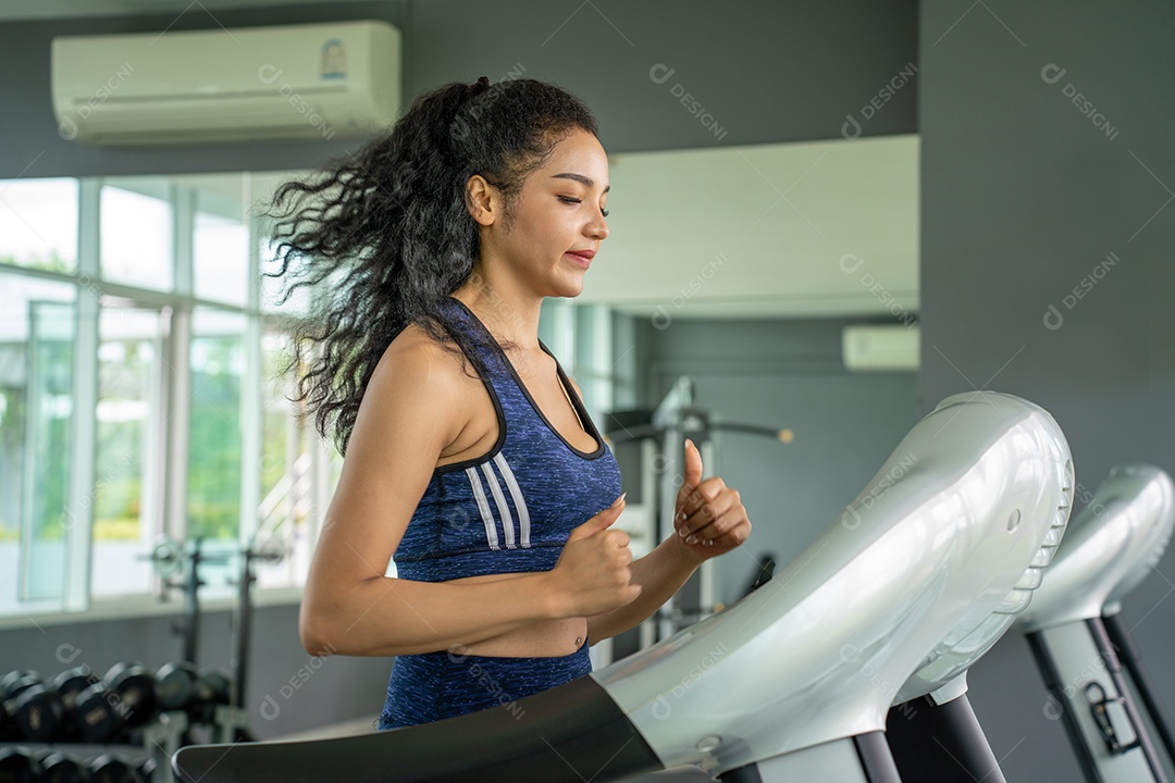 Treino de jovem no estilo de vida saudável do ginásio.