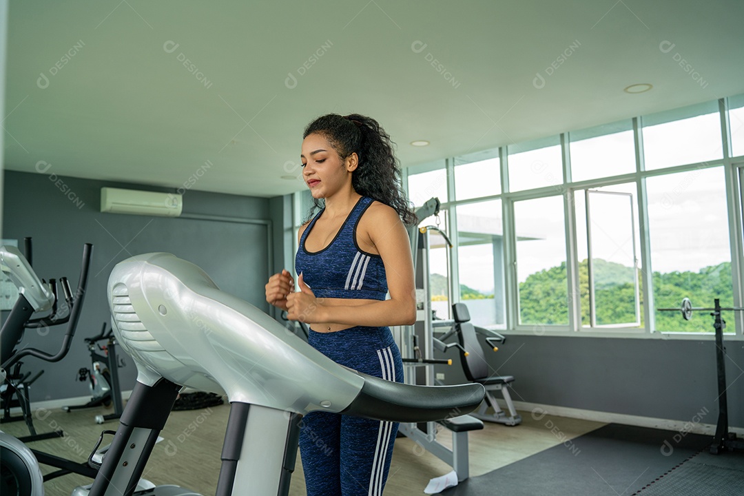 Treino de jovem no estilo de vida saudável do ginásio.