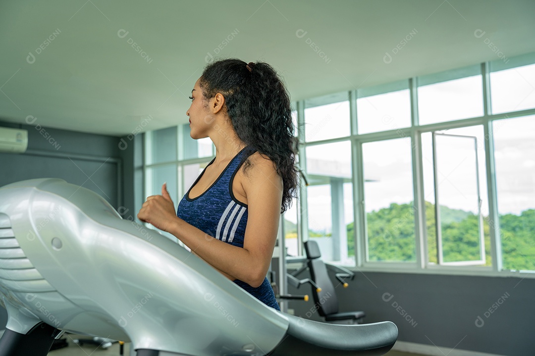 Treino de jovem no estilo de vida saudável do ginásio.