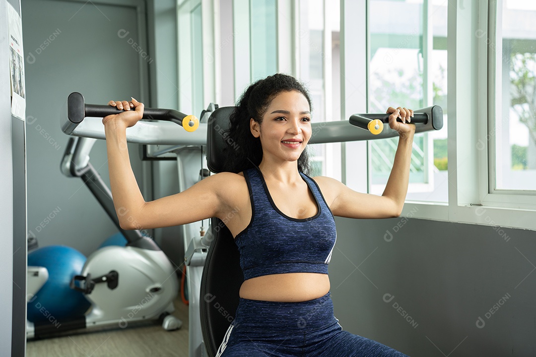 Treino de jovem no estilo de vida saudável do ginásio.