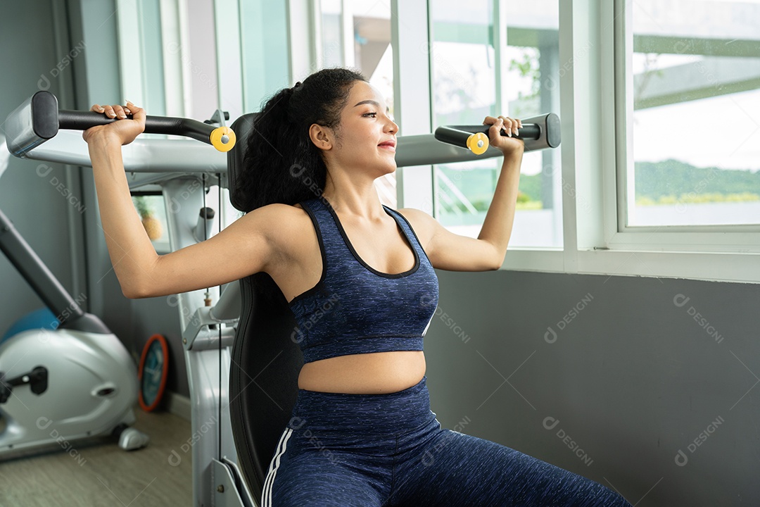Treino de jovem no estilo de vida saudável do ginásio.