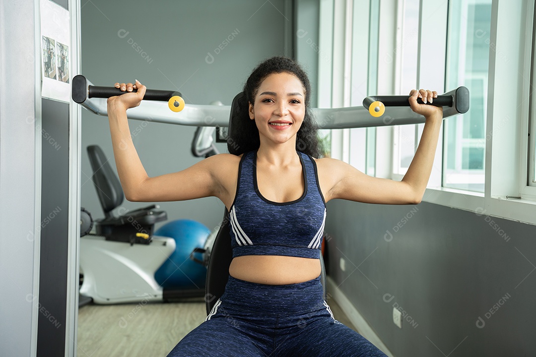 Treino de jovem no estilo de vida saudável do ginásio.