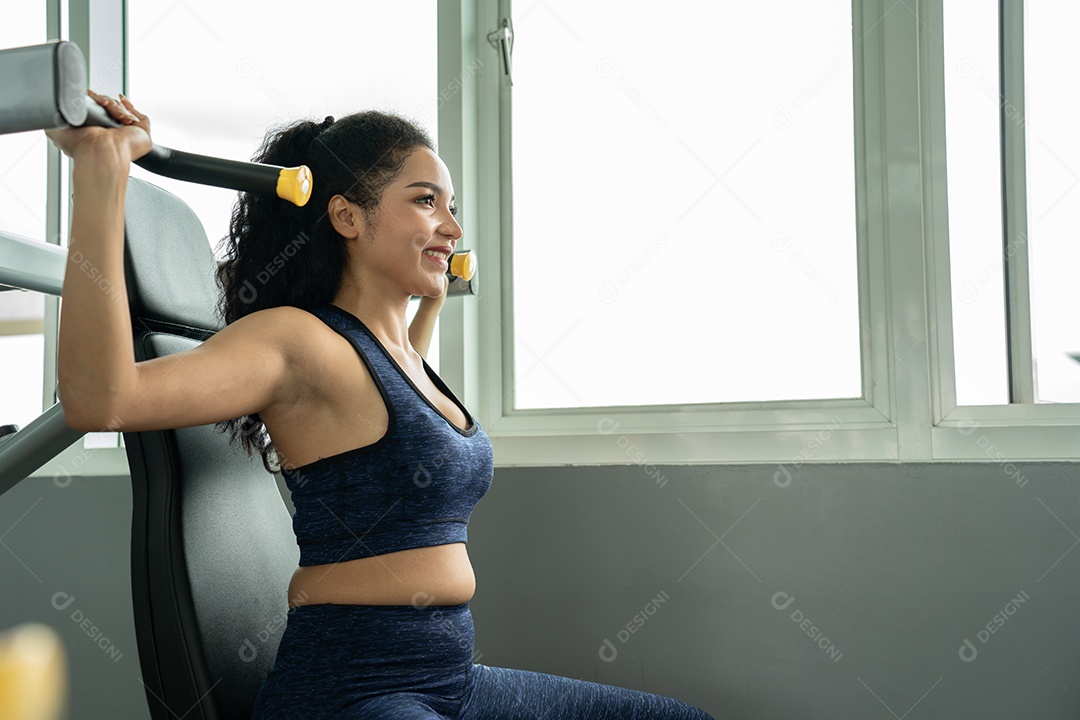 Treino de jovem no estilo de vida saudável do ginásio.