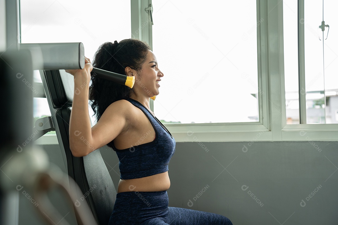 Treino de jovem no estilo de vida saudável do ginásio.