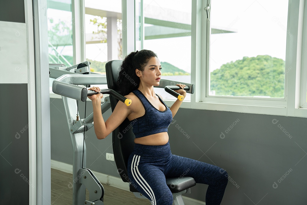 Treino de jovem no estilo de vida saudável do ginásio.