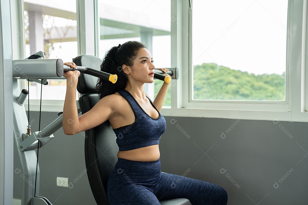 Treino de jovem no estilo de vida saudável do ginásio.