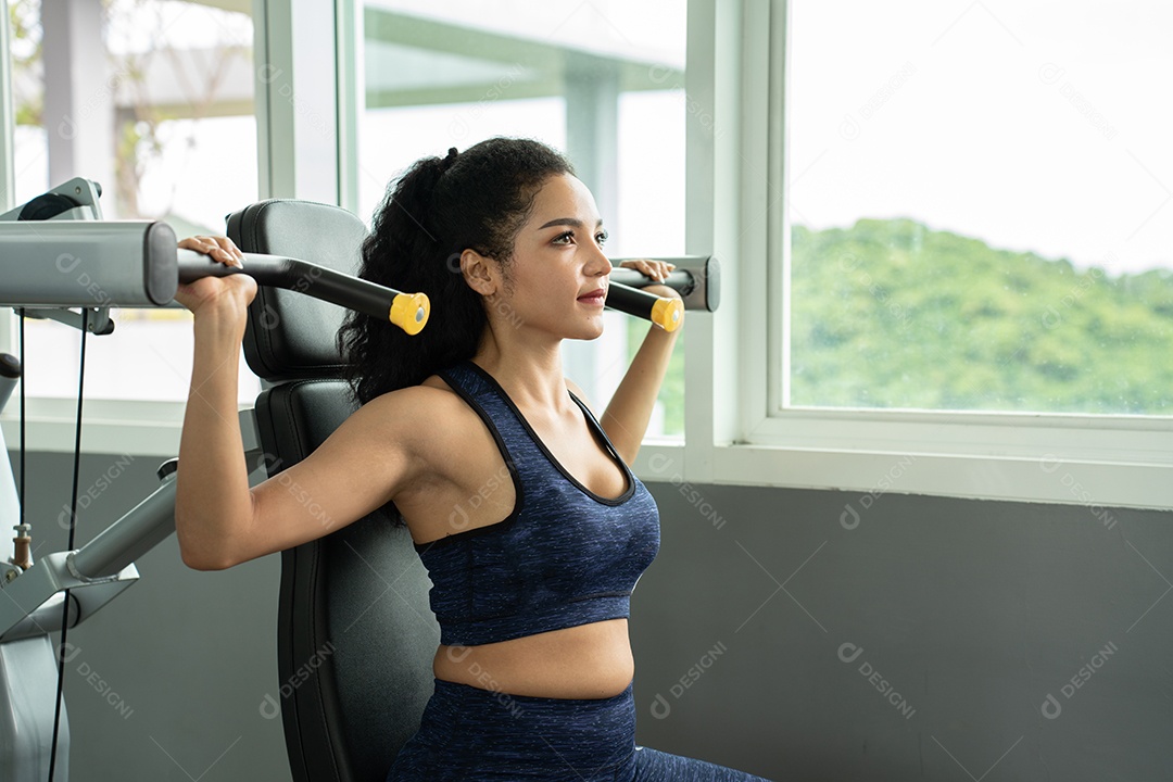 Treino de jovem no estilo de vida saudável do ginásio.