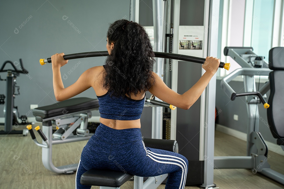 Bela mulher apto muscular exercitando os músculos de construção.