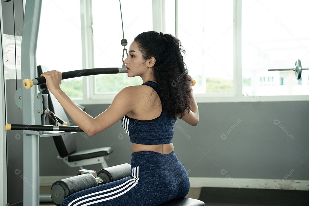 Bela mulher apto muscular exercitando os músculos de construção.