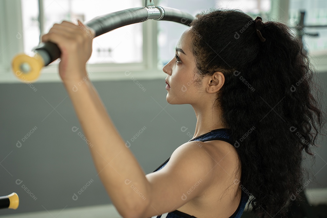 Bela mulher apto muscular exercitando os músculos de construção.