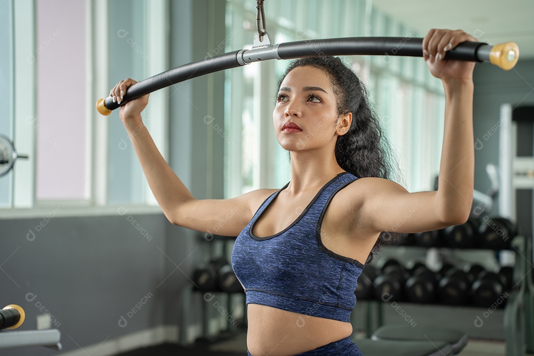 Bela mulher apto muscular exercitando os músculos de construção.