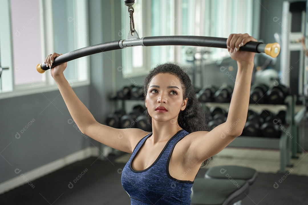 Bela mulher apto muscular exercitando os músculos de construção.