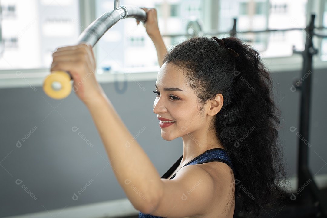 Bela mulher apto muscular exercitando os músculos de construção.