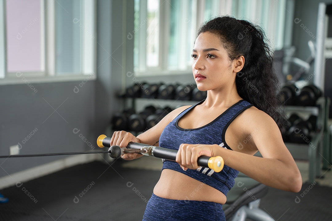 Bela mulher apto muscular exercitando os músculos de construção.