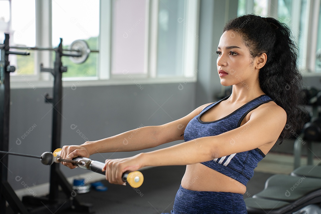 Bela mulher apto muscular exercitando os músculos de construção.