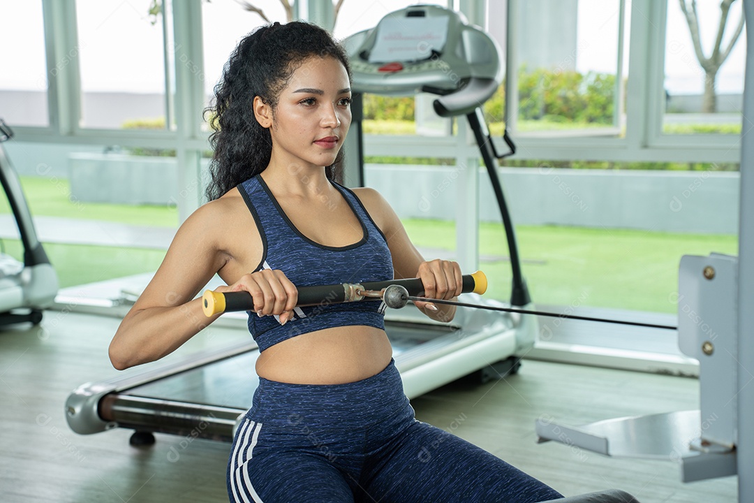 Bela mulher apto muscular exercitando os músculos de construção.