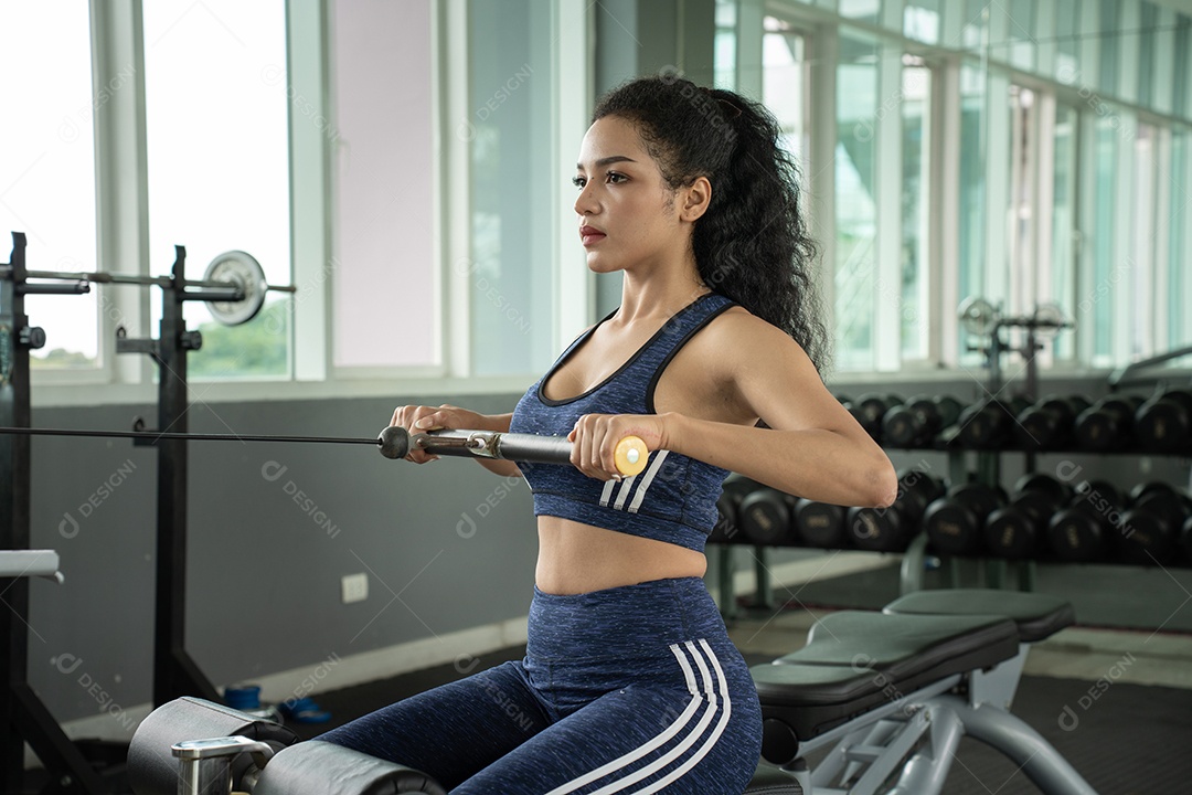 Bela mulher apto muscular exercitando os músculos de construção.