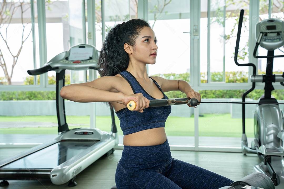 Bela mulher apto muscular exercitando os músculos de construção.