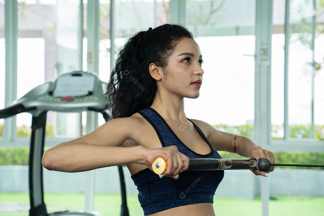 Bela mulher apto muscular exercitando os músculos de construção.