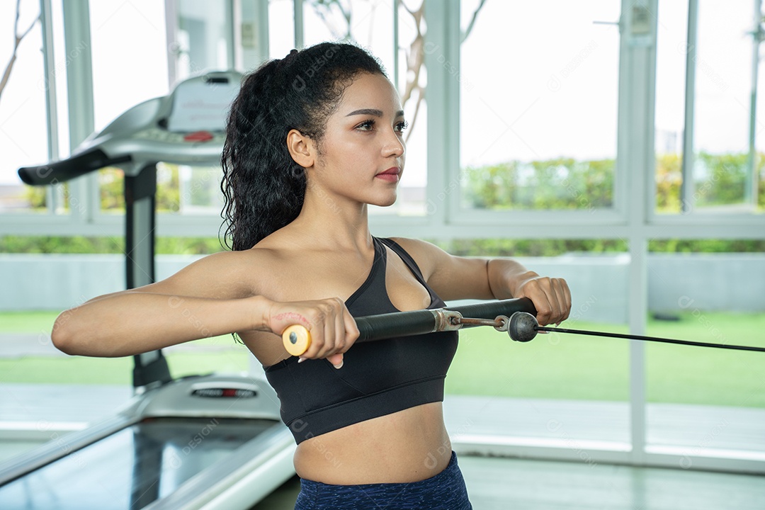 Bela mulher apto muscular exercitando os músculos de construção.