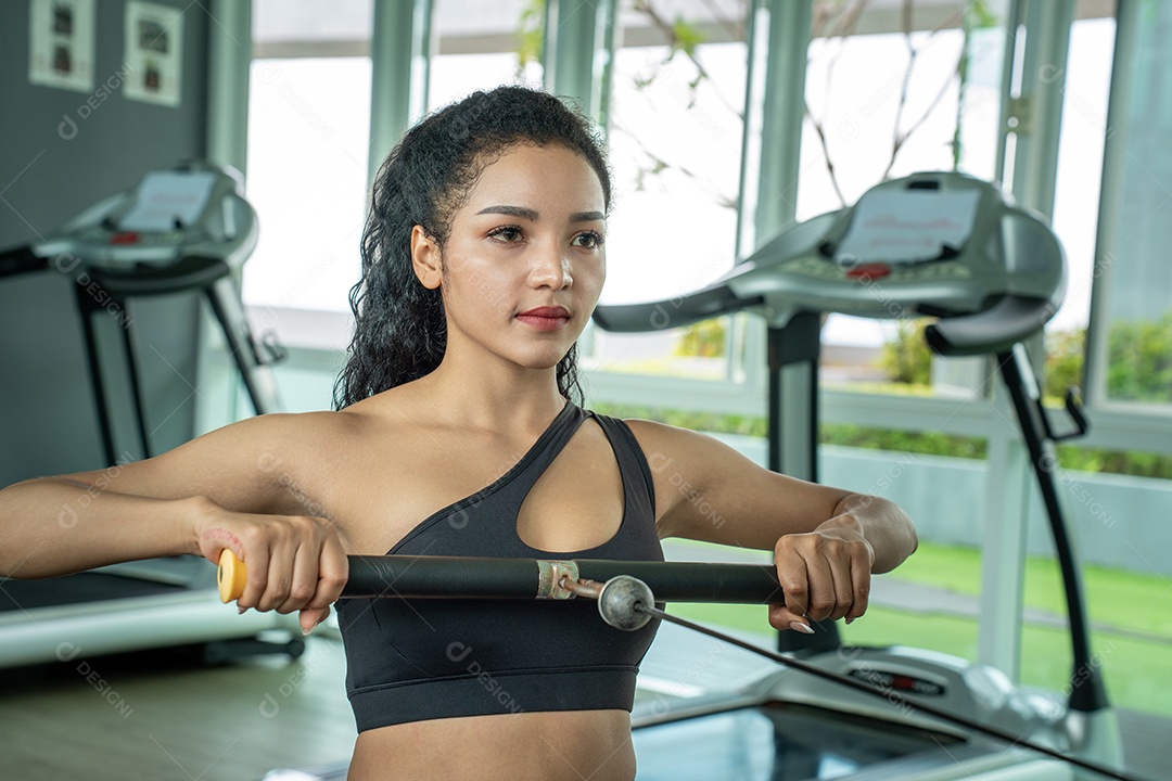 Bela mulher apto muscular exercitando os músculos de construção.