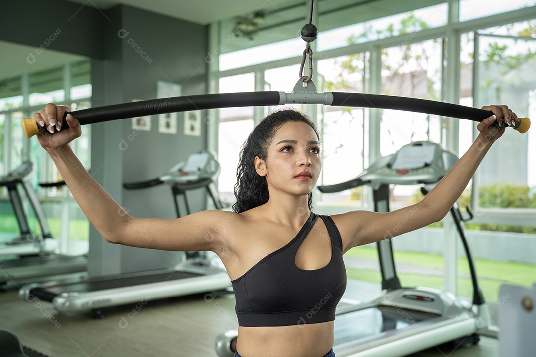 Bela mulher apto muscular exercitando os músculos de construção.