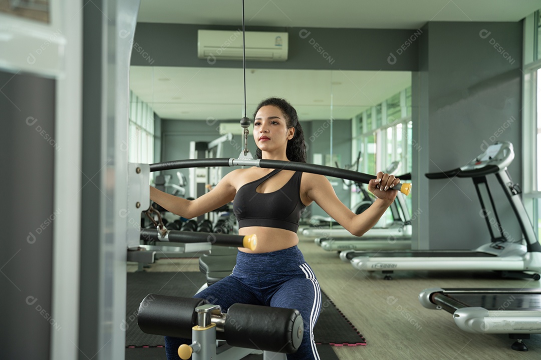 Bela mulher apto muscular exercitando os músculos de construção.