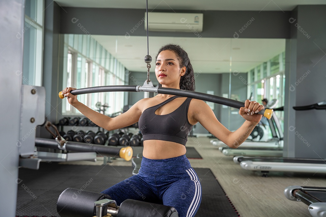 Bela mulher apto muscular exercitando os músculos de construção.