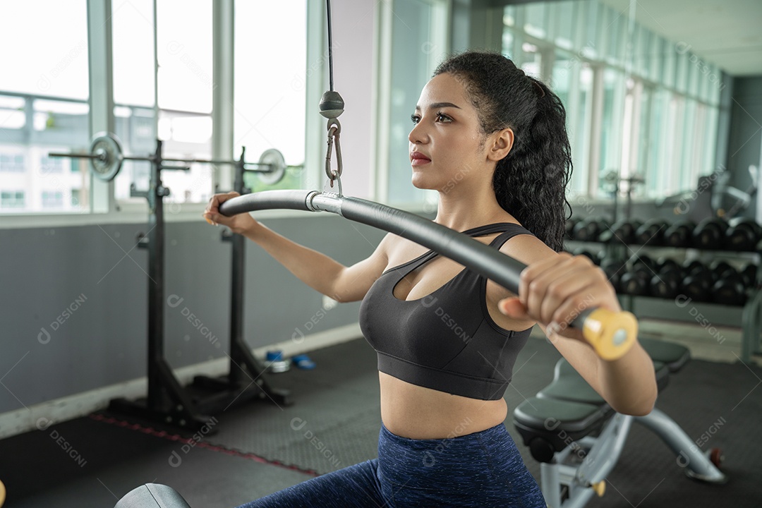 Bela mulher apto muscular exercitando os músculos de construção.