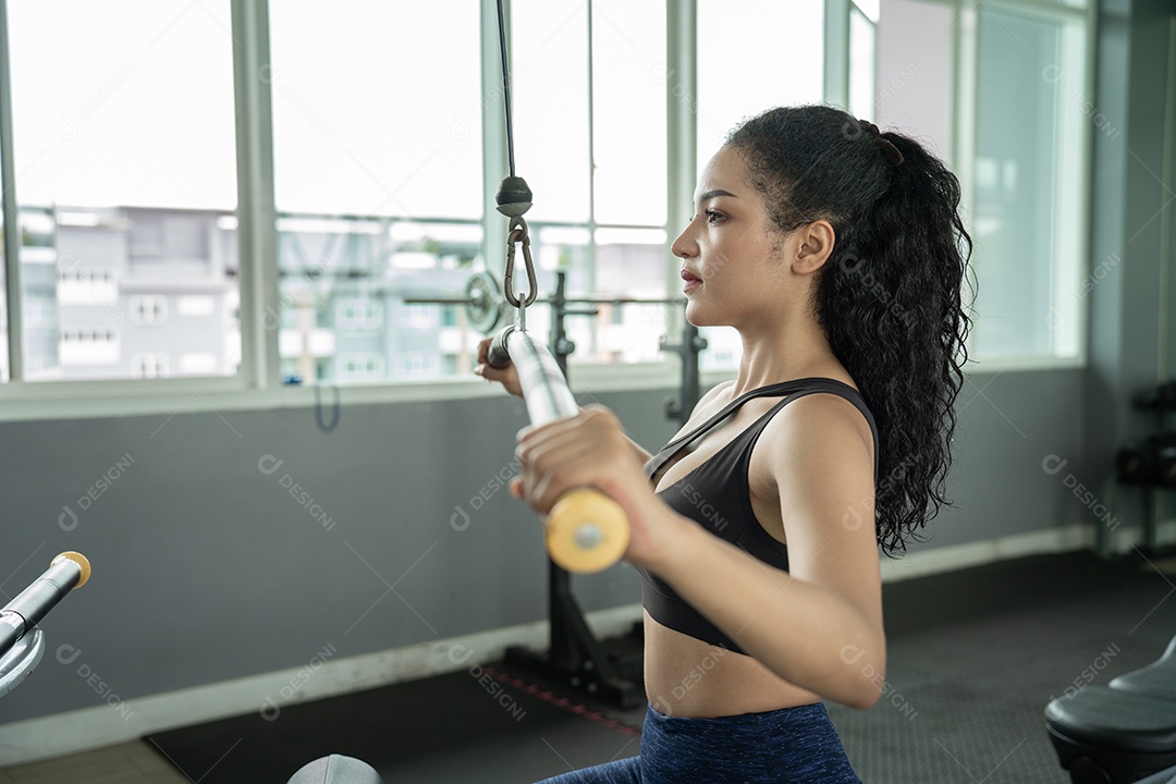 Bela mulher apto muscular exercitando os músculos de construção.